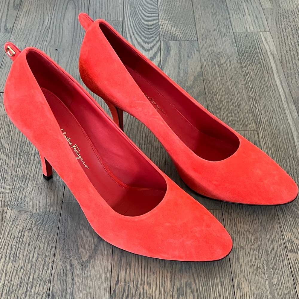 NIB. Ferragamo Judy Suede
Pump size 10.5